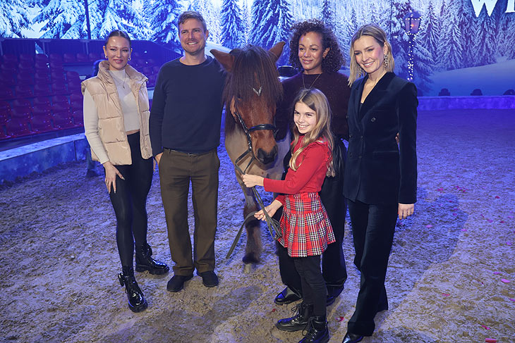 Joelina Drews, Leo Reisinger, Milka Loff Fernandes, Cosima Reisinger, Karolin Kandler @ CAVALLUNA Wintershow Premiere im SHOWPALAST M&Uuml;NCHEN am 21.12.23  (&copy;Foto: Martin Schmitz)